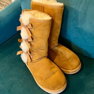 Koolaburra by UGG Victoria Short Pom Pom Boots Chestnut Suede size 6W